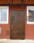 Коричневая дверь для загородного дома дома