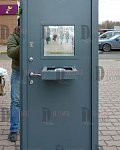 Дверь в кассу с лотком